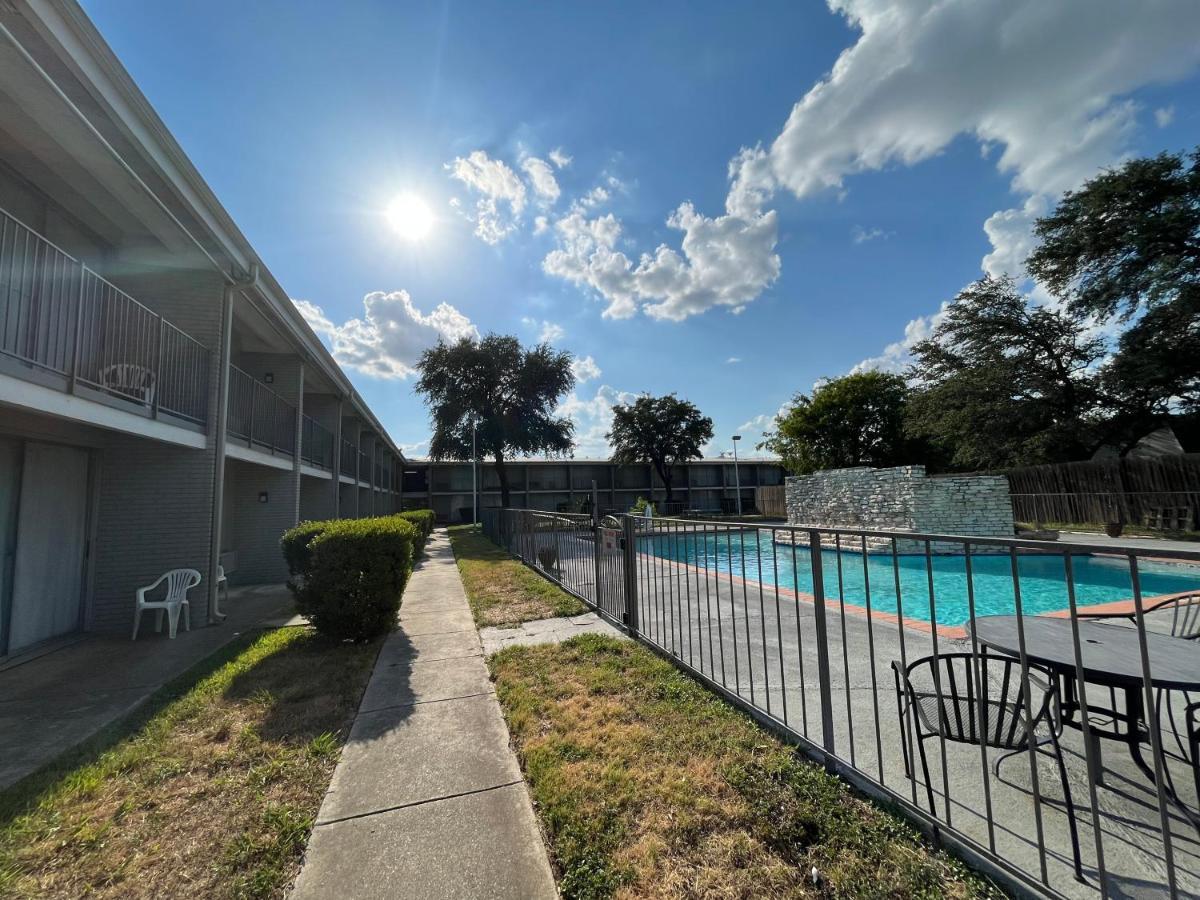 Mid Towne Inn & Suites San Antonio Exterior photo