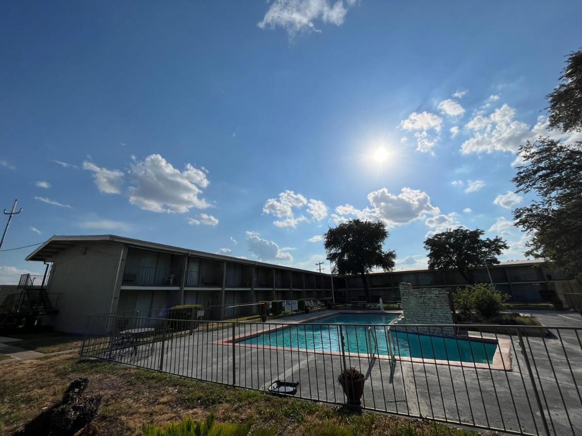 Mid Towne Inn & Suites San Antonio Exterior photo